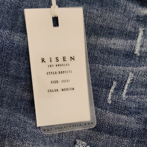 Risen High-waist Capri Jeans - Picture 4 of 9